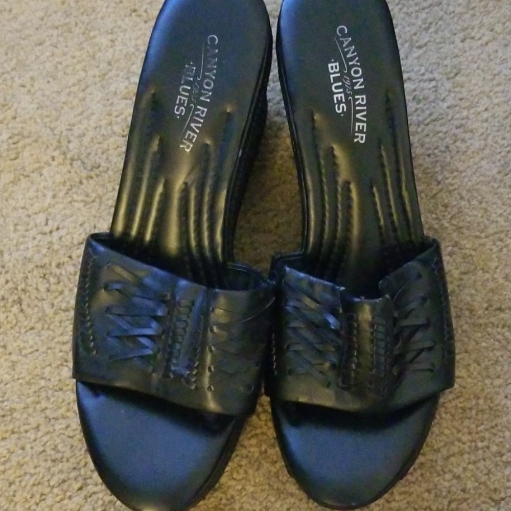 Canyon River slip on's